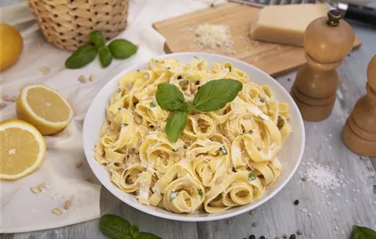 Tagliatelle mit Basilikum-Zitronen-Soße